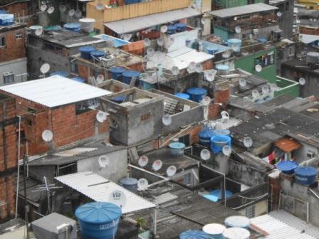 Antenas satelitales en las Favelas